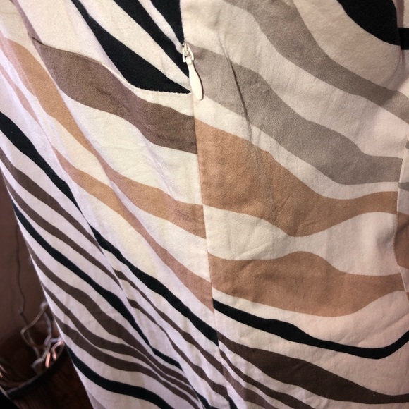 DANA BUCHMAN SIZE LARGE BLACK TAN AND GRAY STRIPED SLEEVELESS DRESS FULLY LINED - Picture 4 of 5